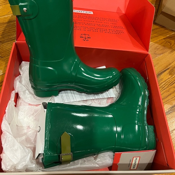 Women’s Green Shiny Rainboots - Picture 5 of 5